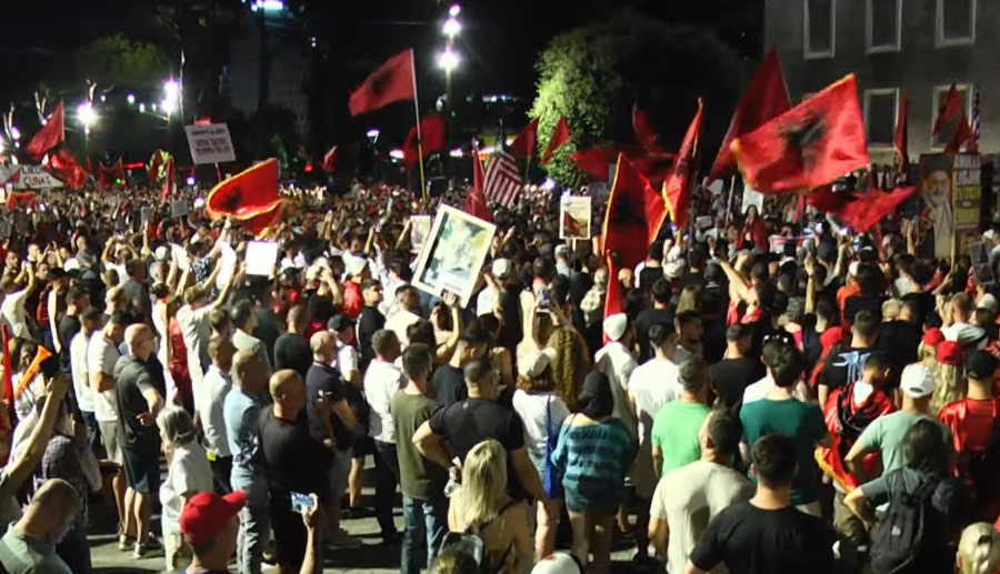 LIVE – Dita e 35-të e protestës, pas dy orësh fjalimesh para Kryeministrisë, qytetarët nisin marshimin në rrugët e Tiranës