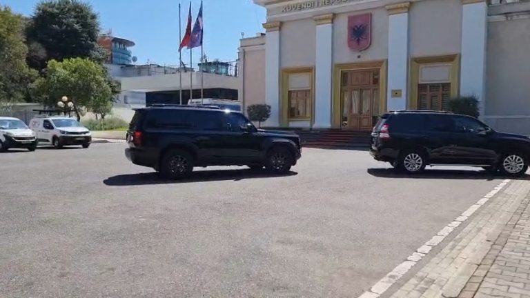 Seanca plenare, mbërrin në Parlament kryeministri Rama. Policia formon gardhin metalik (VIDEO)