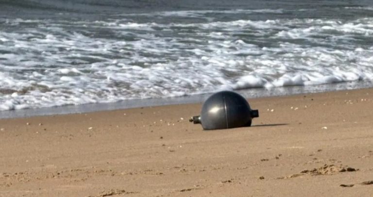 Autoritetet australiane nisin hetimet, shfaqen sfera të mëdha misterioze në plazh