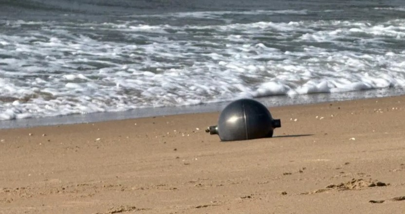 Autoritetet australiane nisin hetimet, shfaqen sfera të mëdha misterioze në plazh