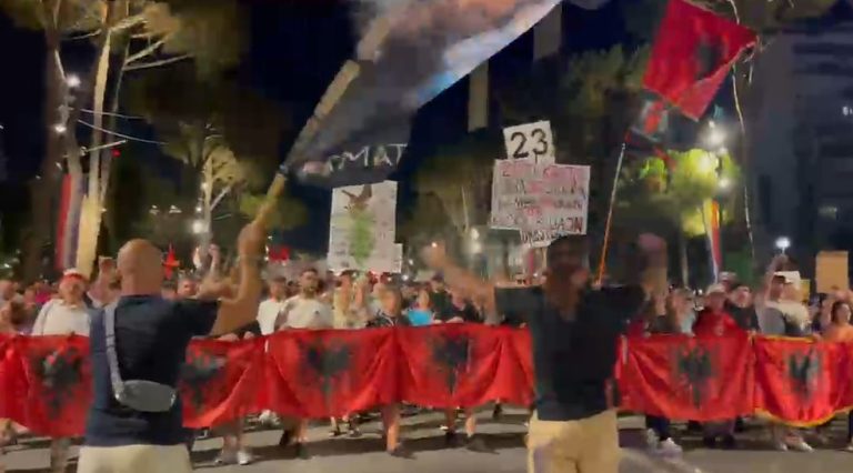 Dita e 49-të e protestës, nis marshimi i qytetarëve në rrugët e kryeqytetit