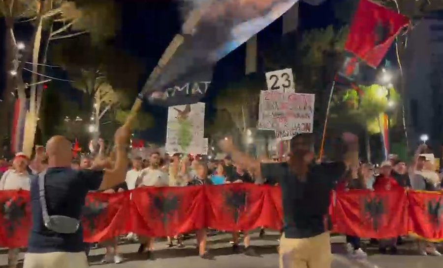 Dita e 49-të e protestës, nis marshimi i qytetarëve në rrugët e kryeqytetit (VIDEO)