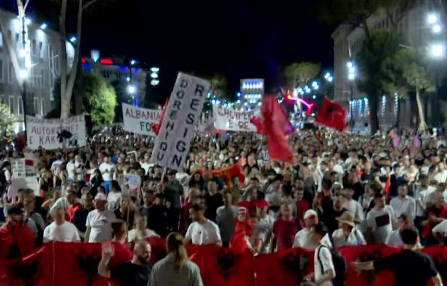 Protestuesit nisin marshimin në rrugët e Tiranës