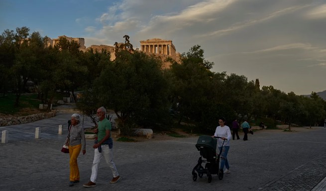 U sulmuan me thikë në Athinë, plagosen dy turistë, policia arreston të dyshuarin