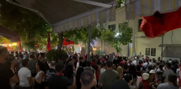 Dhuna gjatë protestës së djeshme, Ministri Hoxha: Demokracia është fryt i dialogut, jo i forcës dhe intimidimit