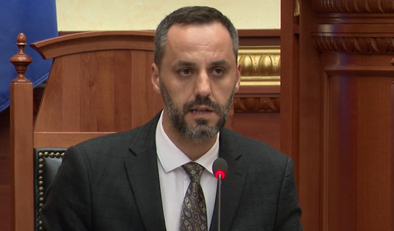 Lamallari në Kuvend: Policia vepron sipas ligjit, opozita të distancohet nga dhuna dhe personat me kapuç