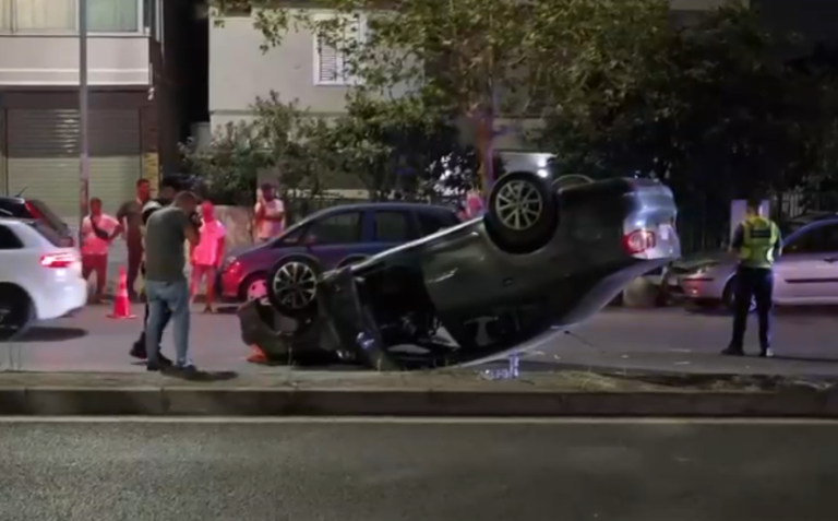 Aksident i rëndë në Durrës, përmbyset një makinë. Dy të lënduar (VIDEO)