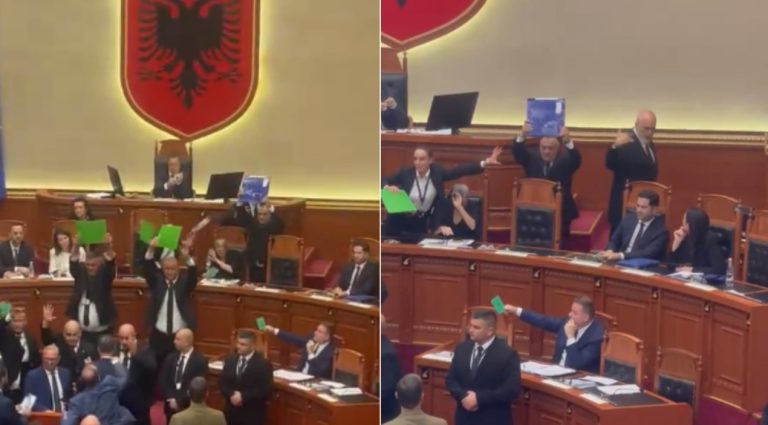 Kryeministri Rama largohet nga Kuvendi, opozita hedh shishe dhe karton drejt tij (VIDEO)