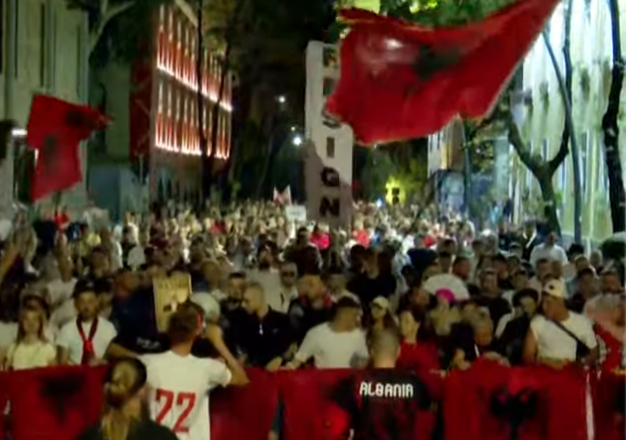 Dita e 32-të e protestës, qytetarët marshim në rrugët e Tiranës. Njoftojnë protestë nesër para Parlamentit