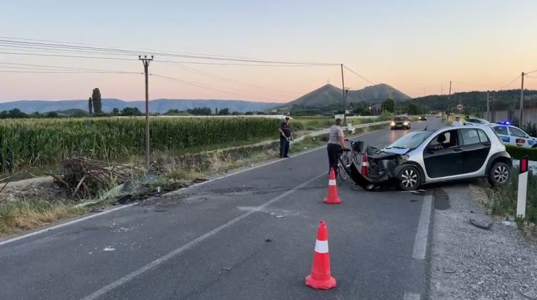 Aksident në Kosmaç të Shkodrës, përplasen dy automjete, njëri përfundon në kanalin anësor
