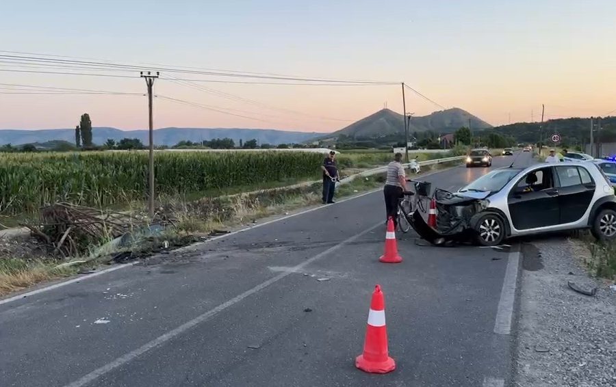 Aksident në Kosmaç të Shkodrës, përplasen dy automjete, njëri përfundon në kanalin anësor
