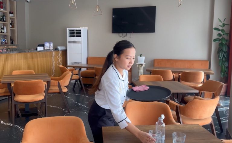 Mbi 22 mijë të huaj punojnë në Shqipëri, kryesojnë filipinasit dhe indianët