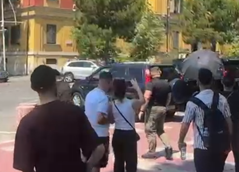Momenti kur protestuesit hedhin vezë në drejtim të mjetit të ministrit Nufi (VIDEO)