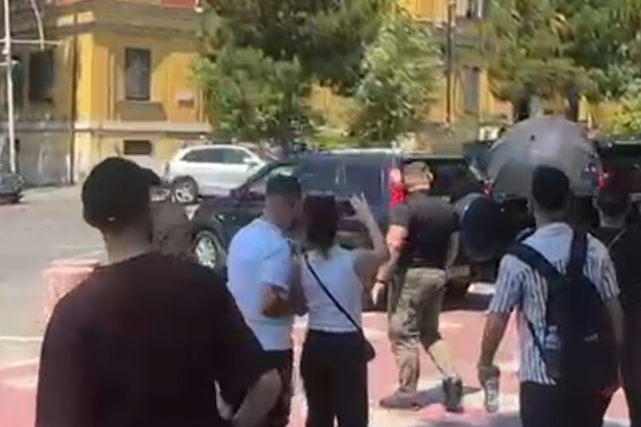 Momenti kur protestuesit hedhin vezë në drejtim të mjetit të ministrit Nufi (VIDEO)