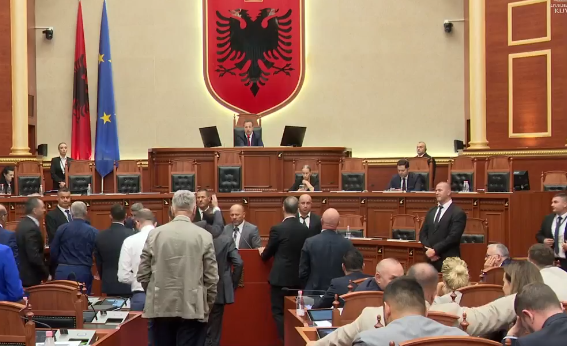 Peleshi kërkon të kalohet në rendin e ditës, deputetët e opozitës bllokojnë foltoren. Pesë minuta pushim