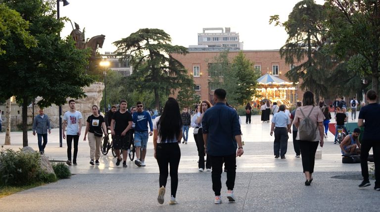 57% e shqiptarëve thonë se të ardhurat u mjaftojnë vetëm për nevojat minimale