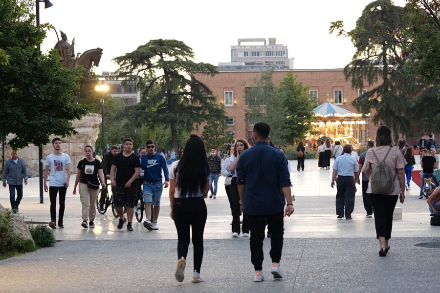 57% e shqiptarëve thonë se të ardhurat u mjaftojnë vetëm për nevojat minimale