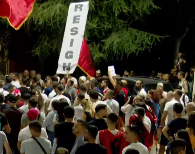 Vijon marshimi, qytetarët mblidhen para Parlamentit: Nesër në 10 (VIDEO)