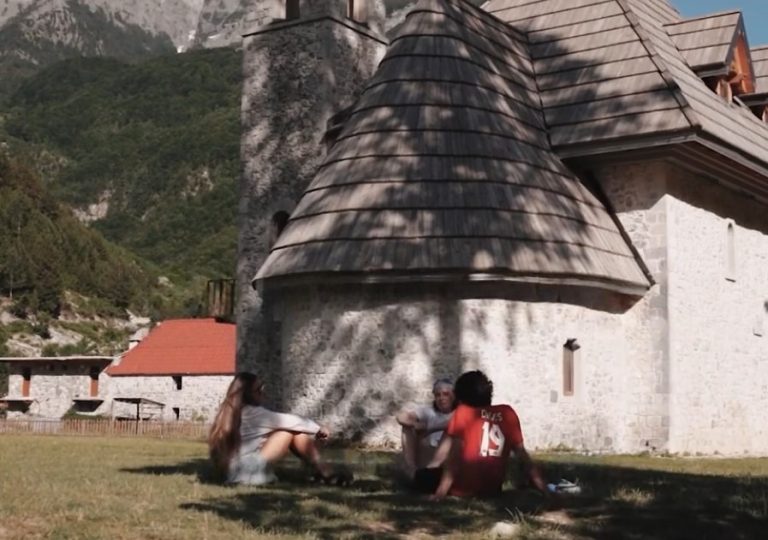 Sezoni turistik në Theth, turistja kanadeze: Vendi duket si parajsë. Kamarieri: Marr 2 milion lek në muaj