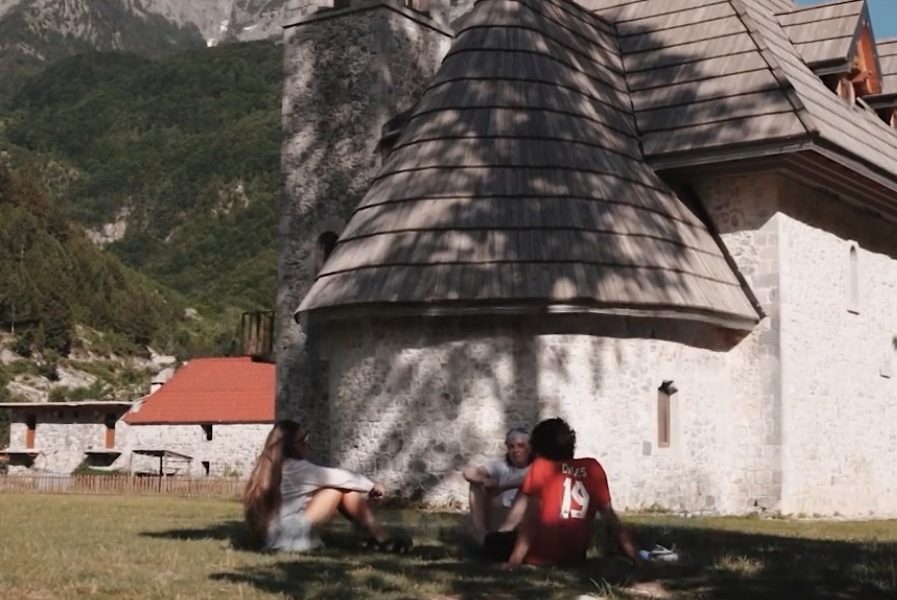 Sezoni turistik në Theth, turistja kanadeze: Vendi duket si parajsë. Kamarieri: Marr 2 milion lek në muaj