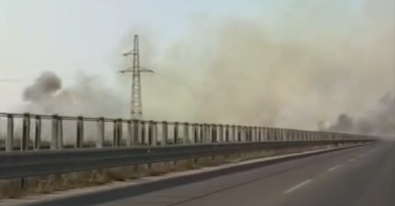 Zjarr përgjatë autostradës Fier–Vlorë, flakët përfshijnë rreth 2 kilometra sipërfaqe (VIDEO)
