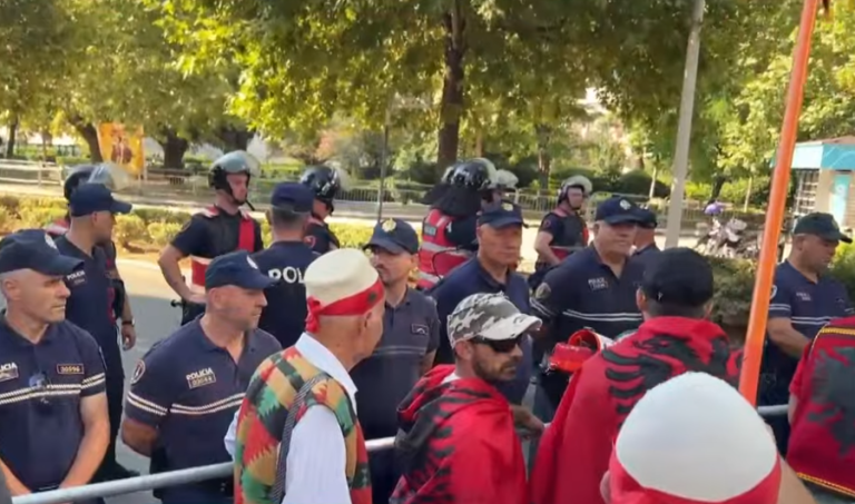 LIVE- Seanca e fundit plenare, qytetarët protestë para Kuvendit. Tensione me policinë