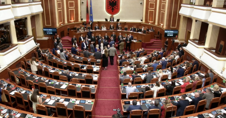 Deputetët e opozitës godasin tavolinat, PS voton rezolutat për institucionet e pavarura