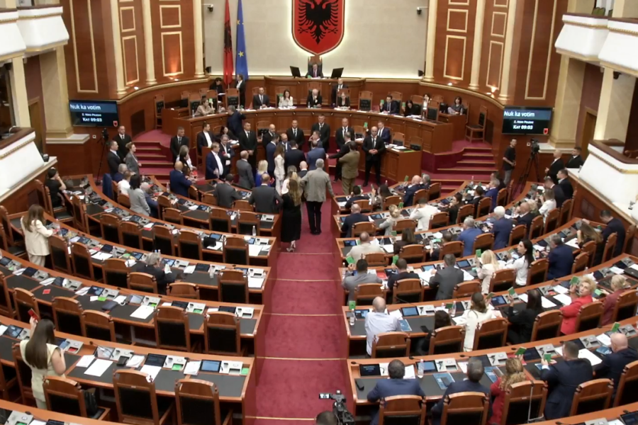 Deputetët e opozitës godasin tavolinat, PS voton rezolutat për institucionet e pavarura