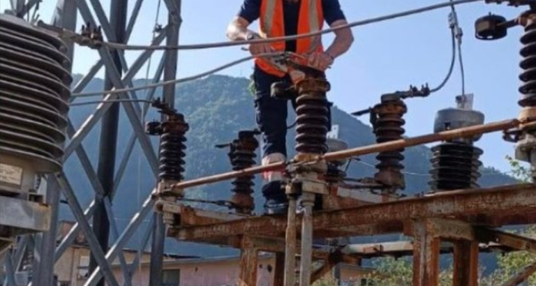 Ra në kontakt me rrymën, elektriçisti humb jetën gjatë riparimit të defektit në Pogradec (EMRI)