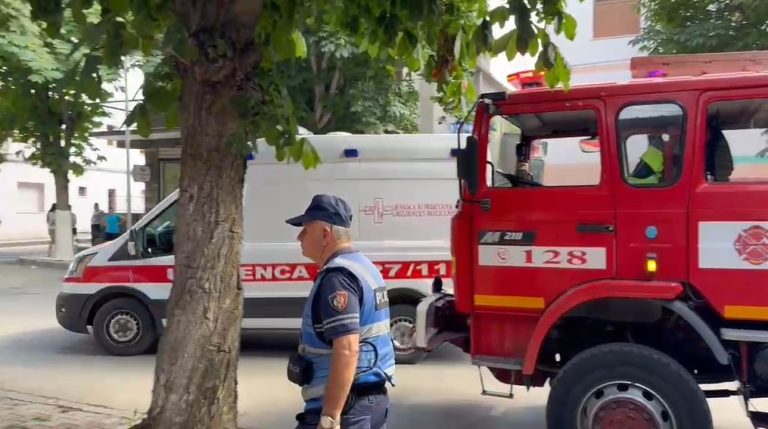 72-vjeçari humbi jetën nga zjarri në Korçë, banorët: Ishte i alkoolizuar, tentoi disa ditë më parë t’i vinte zjarrin banesës