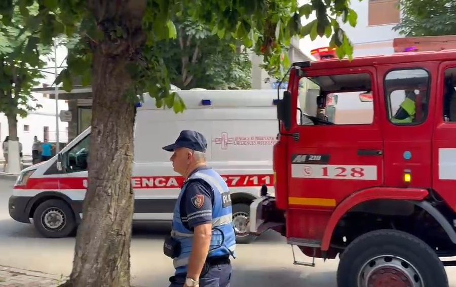 72-vjeçari humbi jetën nga zjarri në Korçë, banorët: Ishte i alkoolizuar, tentoi disa ditë më parë t’i vinte zjarrin banesës