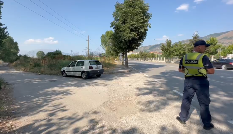 Aksident në Korçë, makina përplas karrocën me një fëmijë brenda. Detajet e para