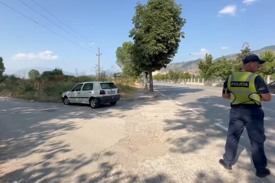 Aksident në Korçë, makina përplas karrocën me një fëmijë brenda. Detajet e para