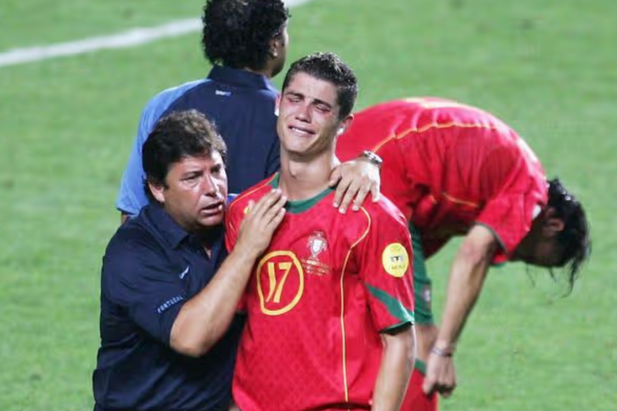 Sot 22 vite nga Euro 2004, kur Greqia tronditi Evropën dhe 19-vjeçari Ronaldo shpërtheu në lot (FOTO)