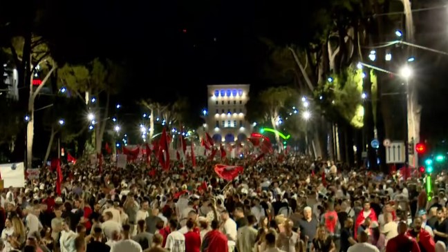 Dita e 36-të, nis marshimi i qytetarëve në rrugët e Tiranës