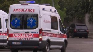 Po kalonte rrugën, gruaja përplaset nga makina në Elbasan, transportohet drejt spitalit
