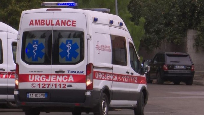 Po kalonte rrugën, gruaja përplaset nga makina në Elbasan, transportohet drejt spitalit