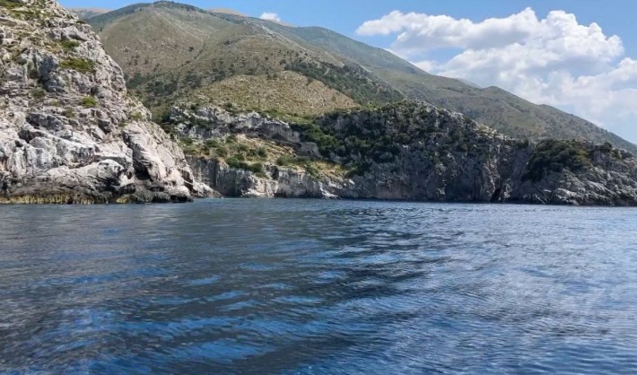 Po lundronte në Gadishullin e Karaburunit, 32 vjeçari pritet nga helika e skafit dhe pëson lëndime të rënda (EMRI)