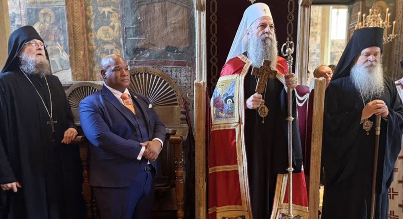 Këshilltari i Trumpit për çështje fetare viziton Manastirin e Deçanit