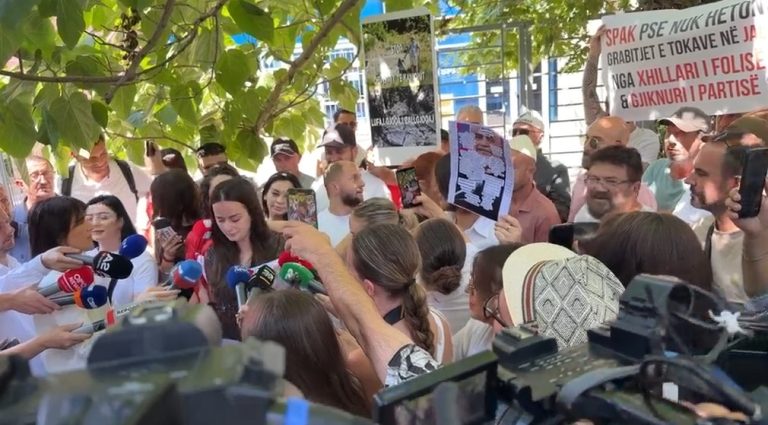 Një grup protestuesish mblidhen jashtë ambienteve të SPAK-ut, dorëzojnë “librin” ‘The Albanian Files’