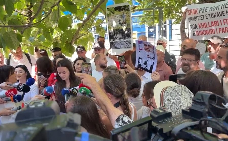 Një grup protestuesish mblidhen jashtë ambienteve të SPAK-ut, dorëzojnë “librin” ‘The Albanian Files’