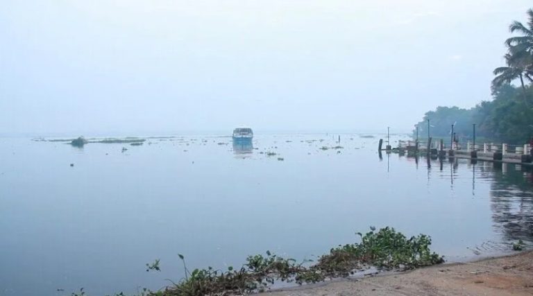 U fundosën me anije në Indonezi, pesë persona gjenden gjallë pas katër ditësh në det
