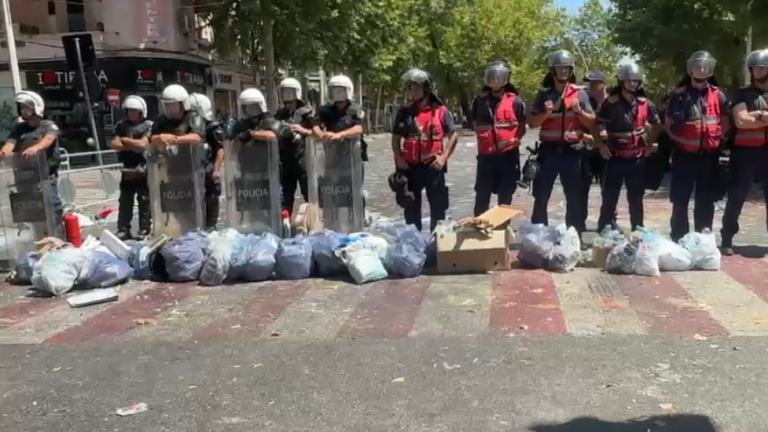 Qytetarët mbledhin mbeturinat e hedhura gjatë protestës, qeset i vendosin para efektivëve të policisë (VIDEO)