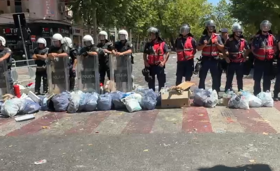 Qytetarët mbledhin mbeturinat e hedhura gjatë protestës, qeset i vendosin para efektivëve të policisë (VIDEO)