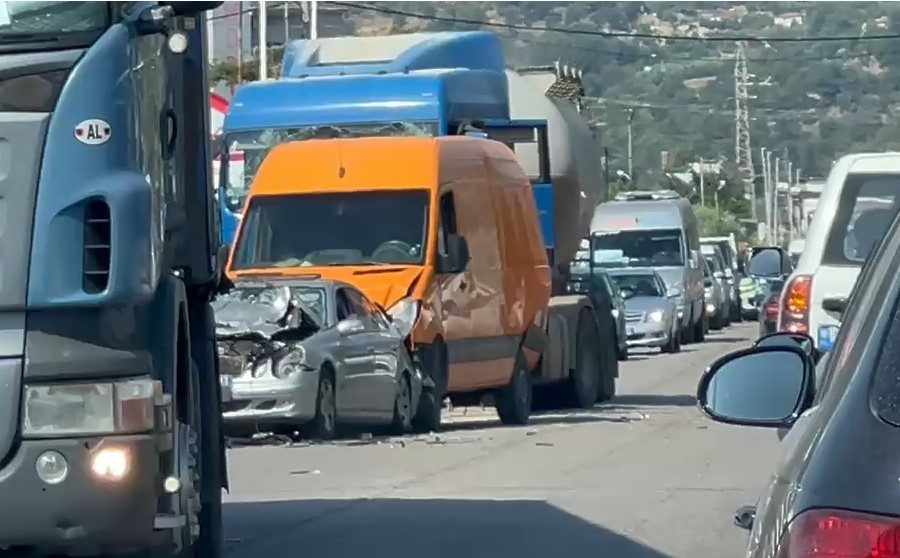 Aksident me tre automjete pranë rrethrrotullimit të Bradasheshit, bllokohet qarkullimi në hyrje të Elbasanit (VIDEO)