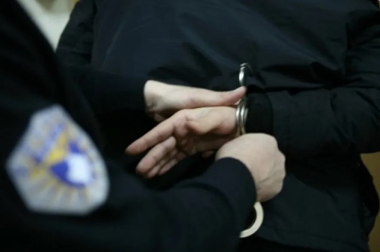 Tentoi të kontrabandonte mallra në Zubin Potok, policia e Kosovës arreston një person
