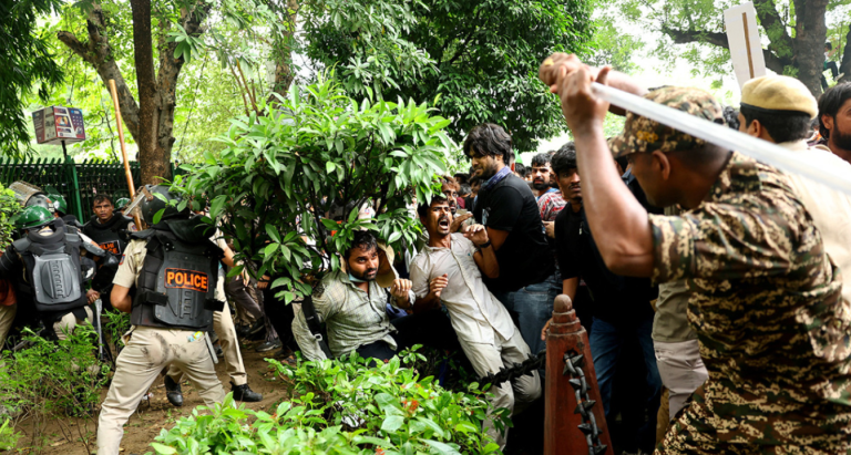 Tensione në New Delhi, protestuesit përplasen me policinë pranë Parlamentit (VIDEO)