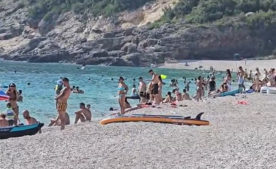 Temperaturat e larta mbushin plazhet e jugut, fluks pushuesish në Palasë (VIDEO)