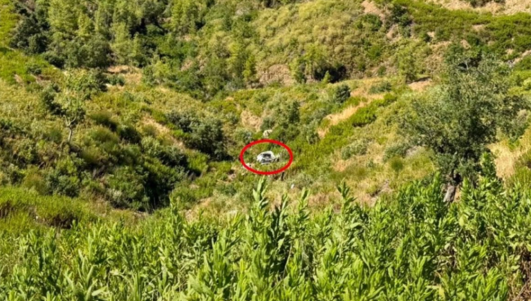 Makina del nga rruga dhe përfundon në përrua, 5 viktima dhe 2 të plagosur në Antalia
