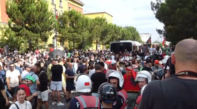 Protestuesit zhvendosin tubimin nga Parlamenti në bulevardin “Dëshmorët e Kombit”